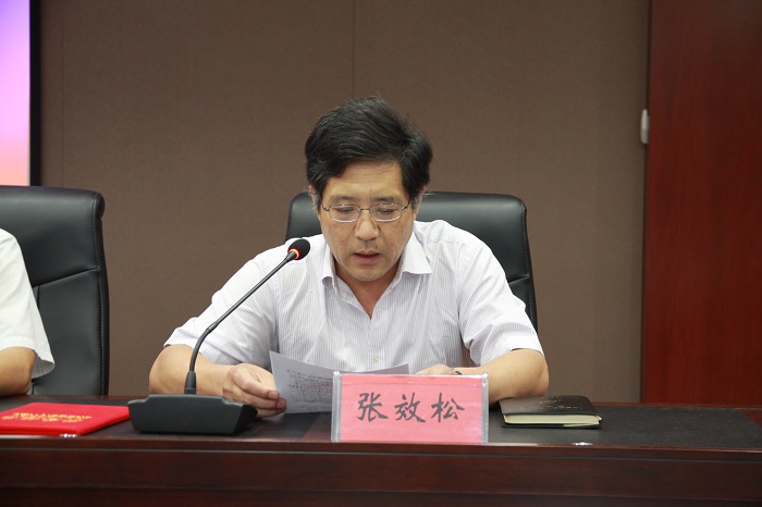 4张效松副校长宣读学校表彰决定.JPG 4张效松副校长宣读学校表彰决定.JPG