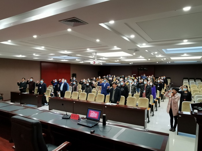 新入职教师重温入职宣誓.jpg 新入职教师重温入职宣誓.jpg